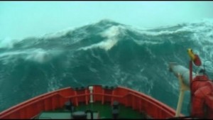 onde-terrificanti-colpiscono-la-nave