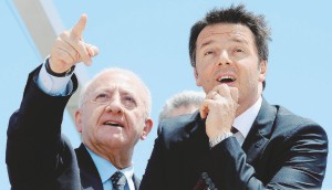 Il premier Matteo Renzi alla nuova marina di Arechi, il porto turistico di Salerno, assieme al candidato Dem per la Campania, Vincenzo De Luca, 22 maggio 2015. ANSA/ CIRO FUSCO