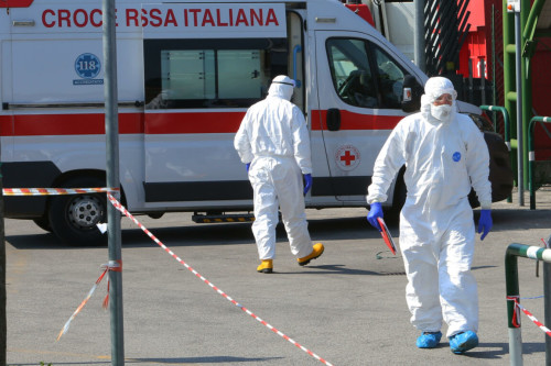 Medical and health personnel at work at the entrance to the infectious diseases ward of the hospital during the national lockdown of Covid-19 Coronavirus, Rome, Italy, 17 March 2020.  ANSA/NICOLA FOSSELLA